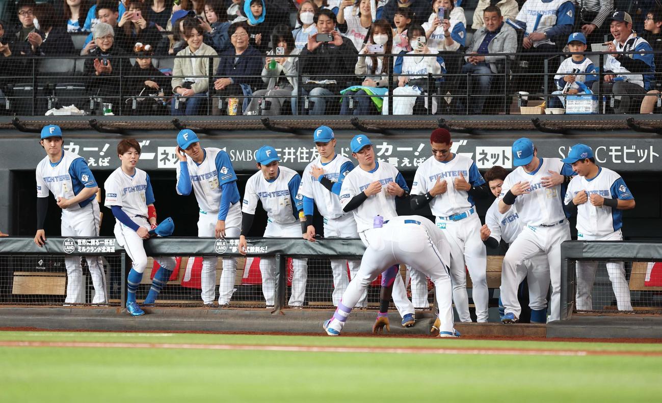 日本ハム対楽天　1回裏日本ハム2死、右越え本塁打を放ったレイエスを出迎えるナイン（撮影・黒川智章）