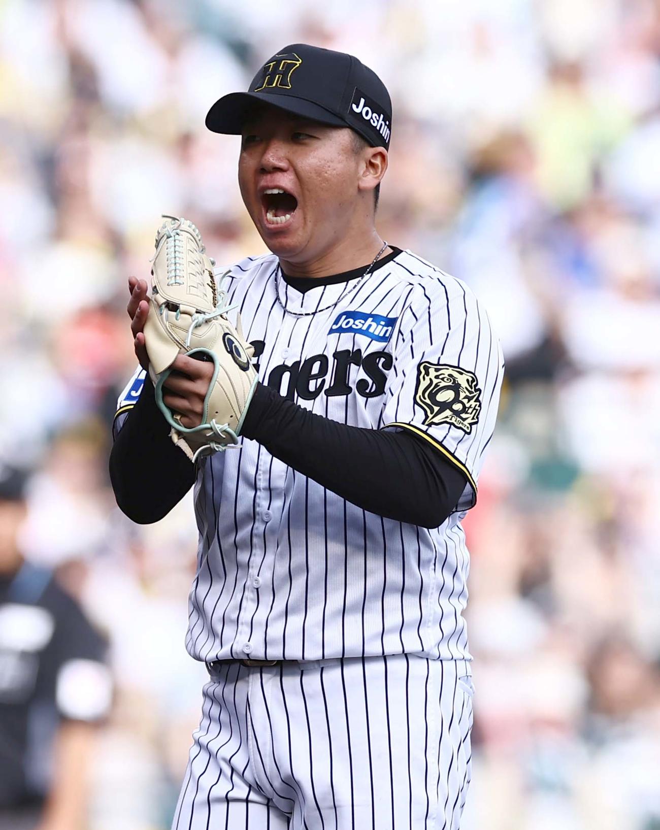 阪神対中日　マダックスを達成した村上はグラブをたたいて喜ぶ（撮影・上田博志）