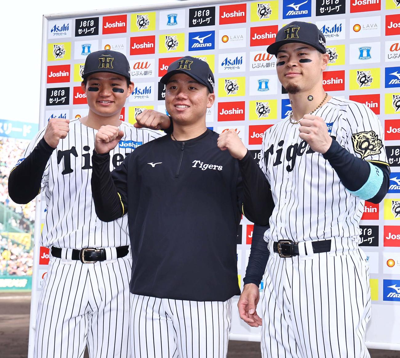阪神対中日　お立ち台でガッツポーズをする左から森下、村上、佐藤輝（撮影・上田博志）