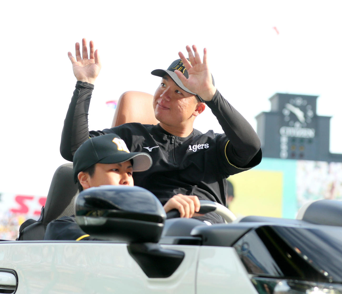 阪神対中日　ファンの声援に応えるヒーローの阪神村上（撮影・上山淳一）