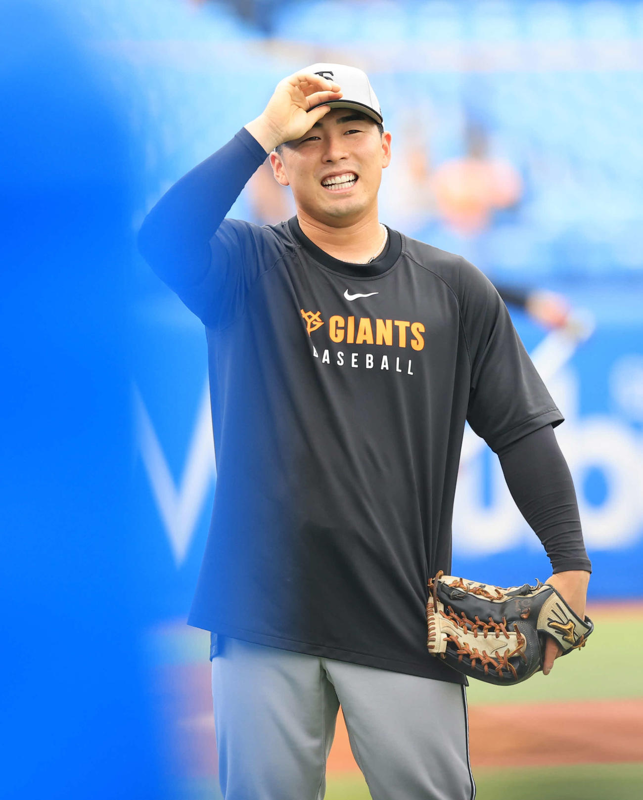 ヤクルト対巨人　練習中、笑顔の巨人浅野（撮影・浅見桂子）
