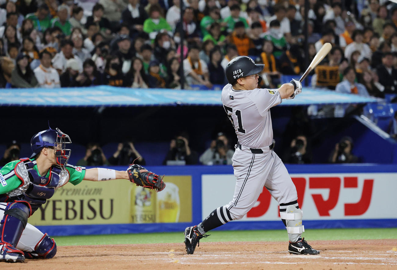 ヤクルト対巨人　8回表巨人無死、中越え本塁打を放つ浅野（撮影・野上伸悟）