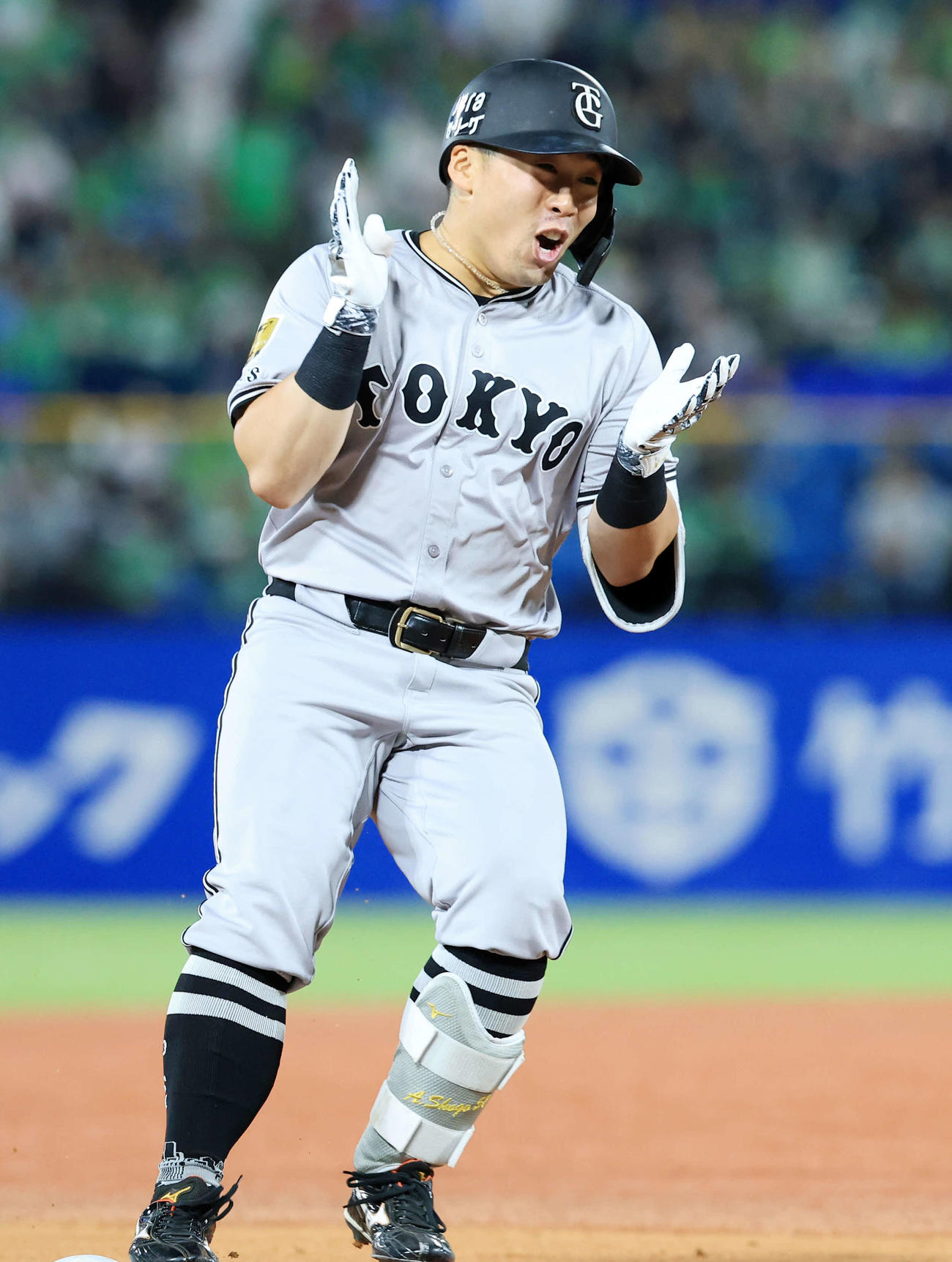 ヤクルト対巨人　8回表巨人無死、浅野はソロ本塁打を放ち雄たけびを上げ拍手して三塁を回る（撮影・浅見桂子）