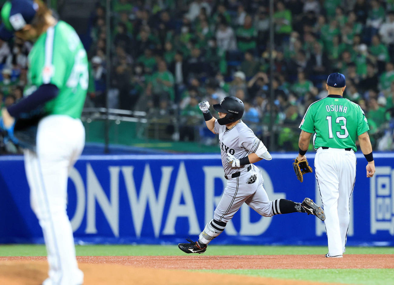 ヤクルト対巨人　8回表巨人無死、浅野はソロ本塁打を放ちガッツポーズ。投手小沢（撮影・浅見桂子）