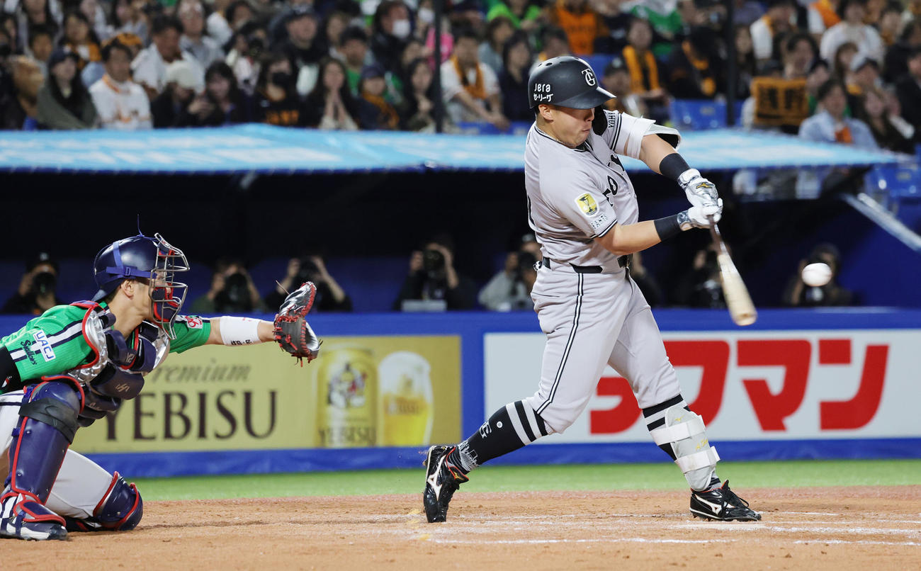 ヤクルト対巨人　8回表巨人無死、中越え本塁打を放つ浅野（撮影・野上伸悟）