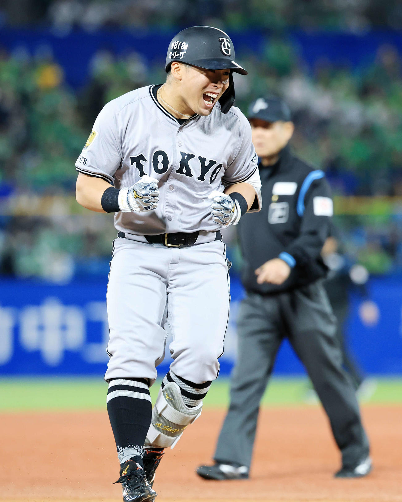 ヤクルト対巨人　8回表巨人無死、浅野はソロ本塁打を放ち雄たけびを上げて三塁を回る（撮影・浅見桂子）