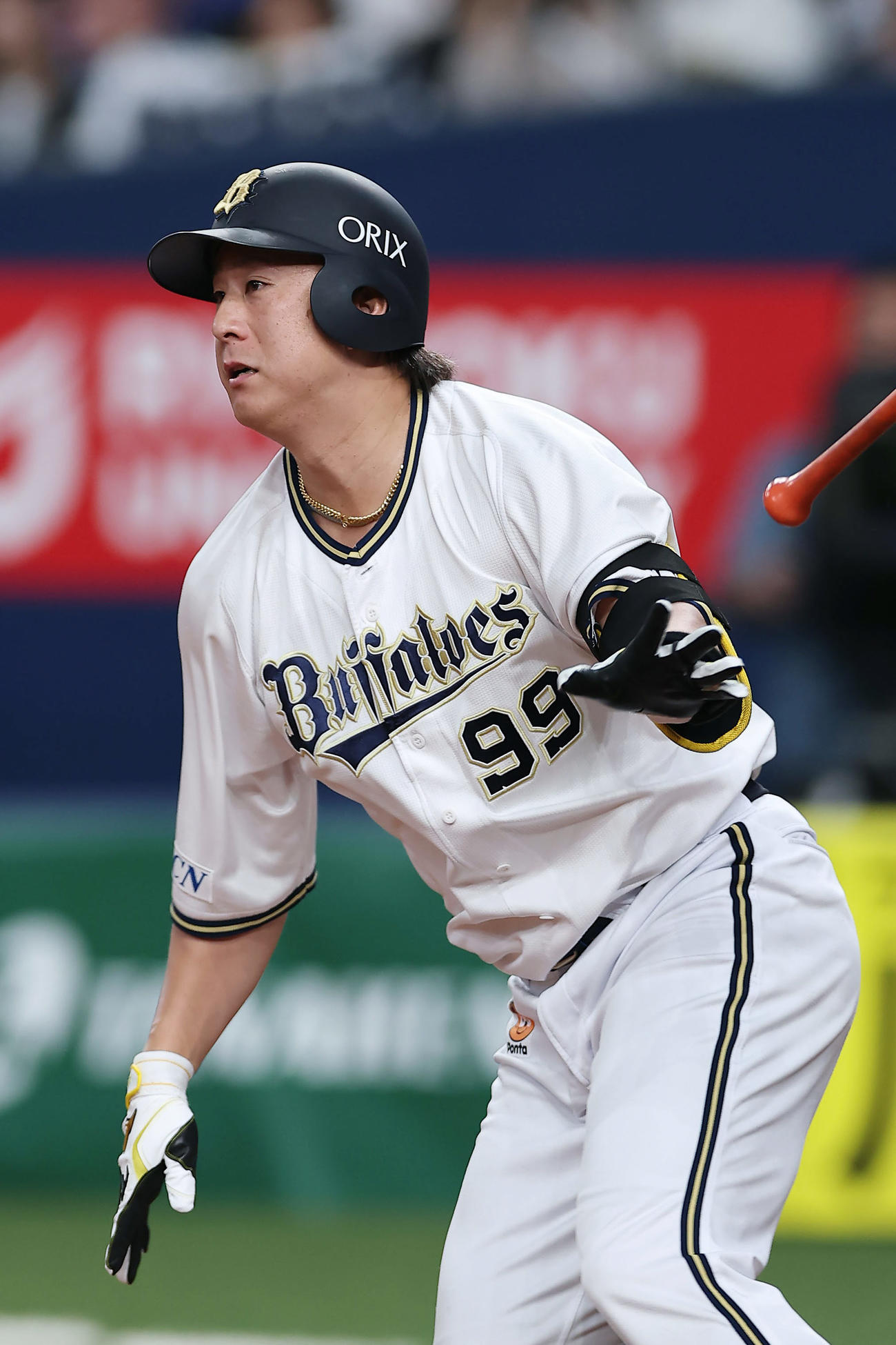 オリックス対ソフトバンク　4回裏オリックス1死二塁、左翼線へ先制適時二塁打を放つ杉本（撮影・前田充）