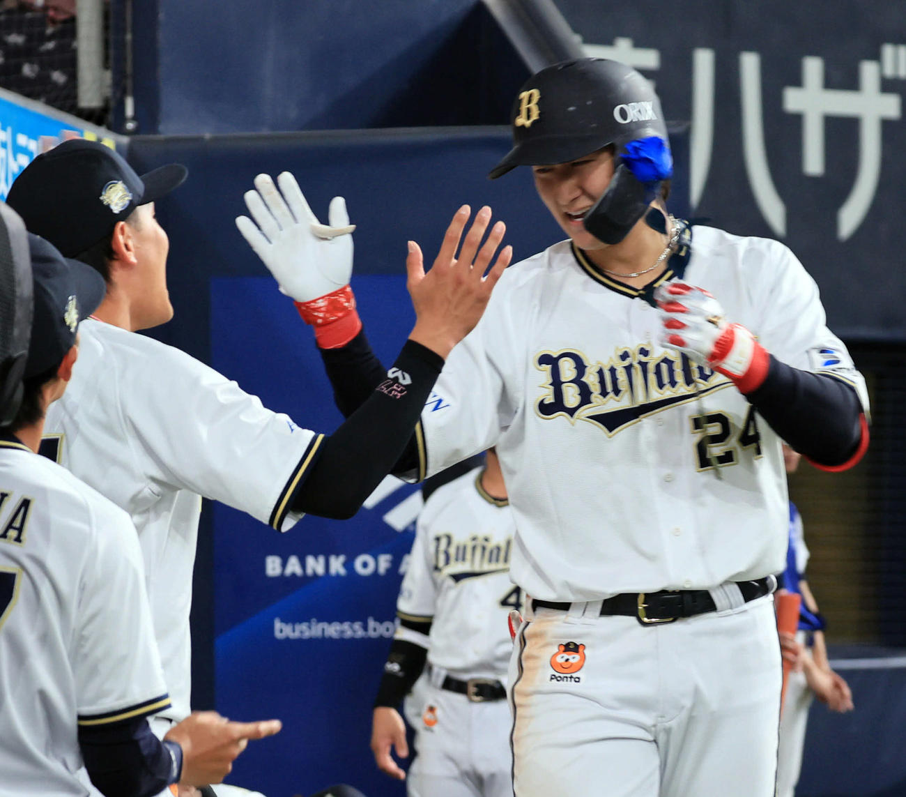 オリックス対ソフトバンク　5回裏オリックス1死、紅林は左越え本塁打を放ち、青いバラを手にハイタッチ（撮影・宮崎幸一）