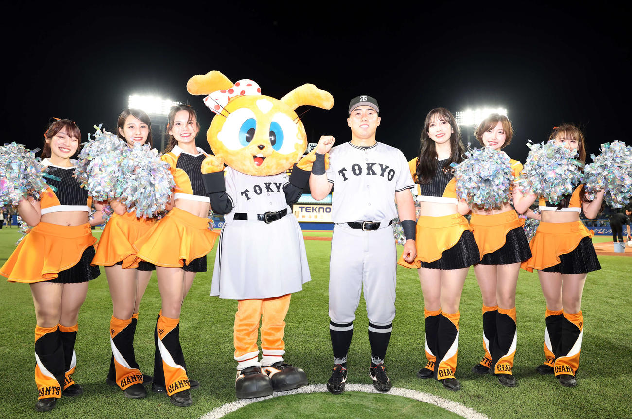 ヤクルト対巨人　ヒーローインタビューでシスタージャビット、ヴィーナスと笑顔で記念撮影する巨人浅野（撮影・浅見桂子）
