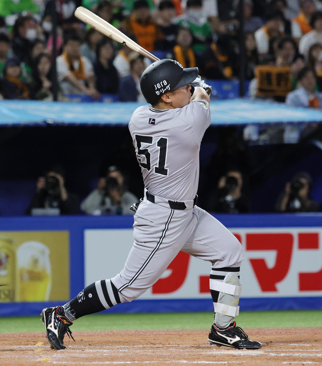 ヤクルト対巨人　8回表巨人無死、中越え本塁打を放つ浅野（撮影・野上伸悟）