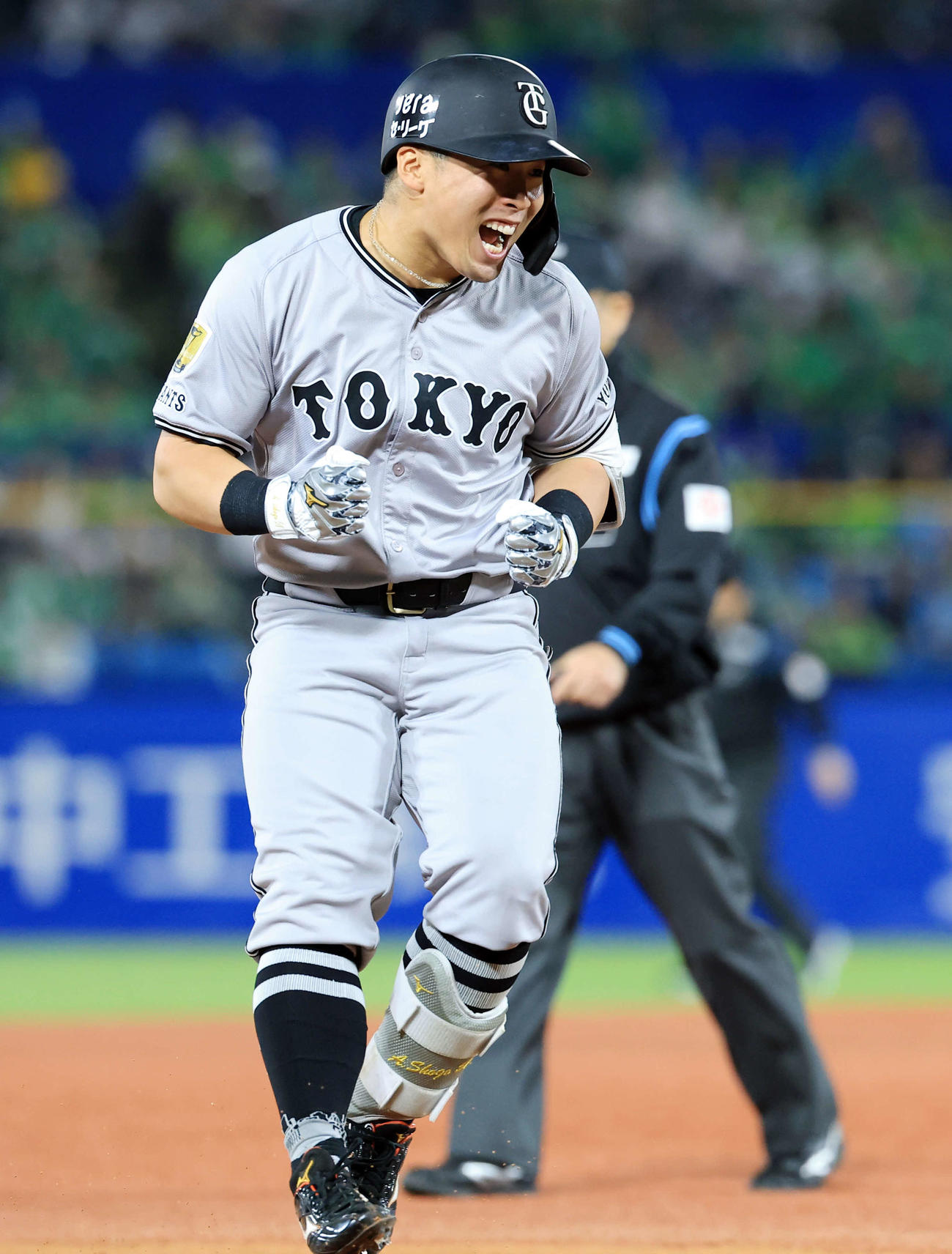 ヤクルト対巨人　8回表巨人無死、浅野はソロ本塁打を放ち雄たけびを上げて三塁を回る（撮影・浅見桂子）