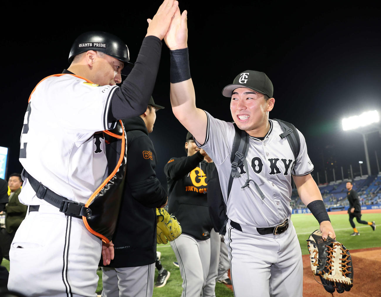 ヤクルト対巨人　ヒーローインタビュー後、待ち構えるブルペン陣と笑顔でハイタッチする巨人浅野（撮影・浅見桂子）