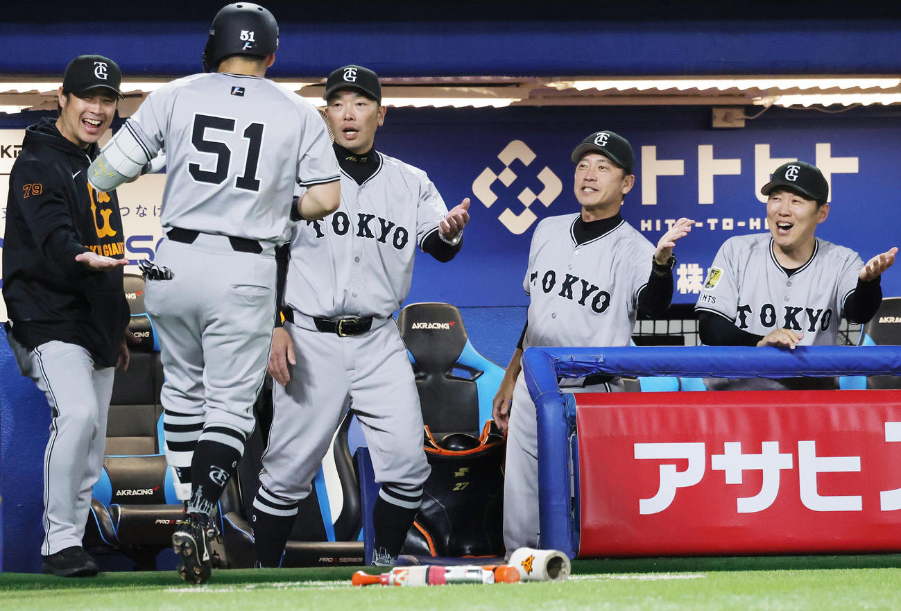 ヤクルト対巨人　8回表巨人無死、中越え本塁打を放った浅野を迎える阿部監督（奥左から2人目）ら（撮影・野上伸悟）