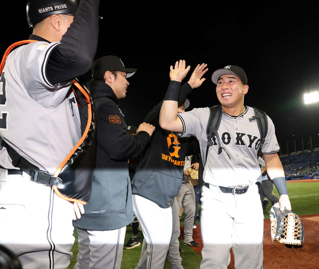 ヤクルト対巨人　ヒーローインタビュー後、待ち構えるブルペン陣と笑顔でハイタッチする巨人浅野（撮影・浅見桂子）