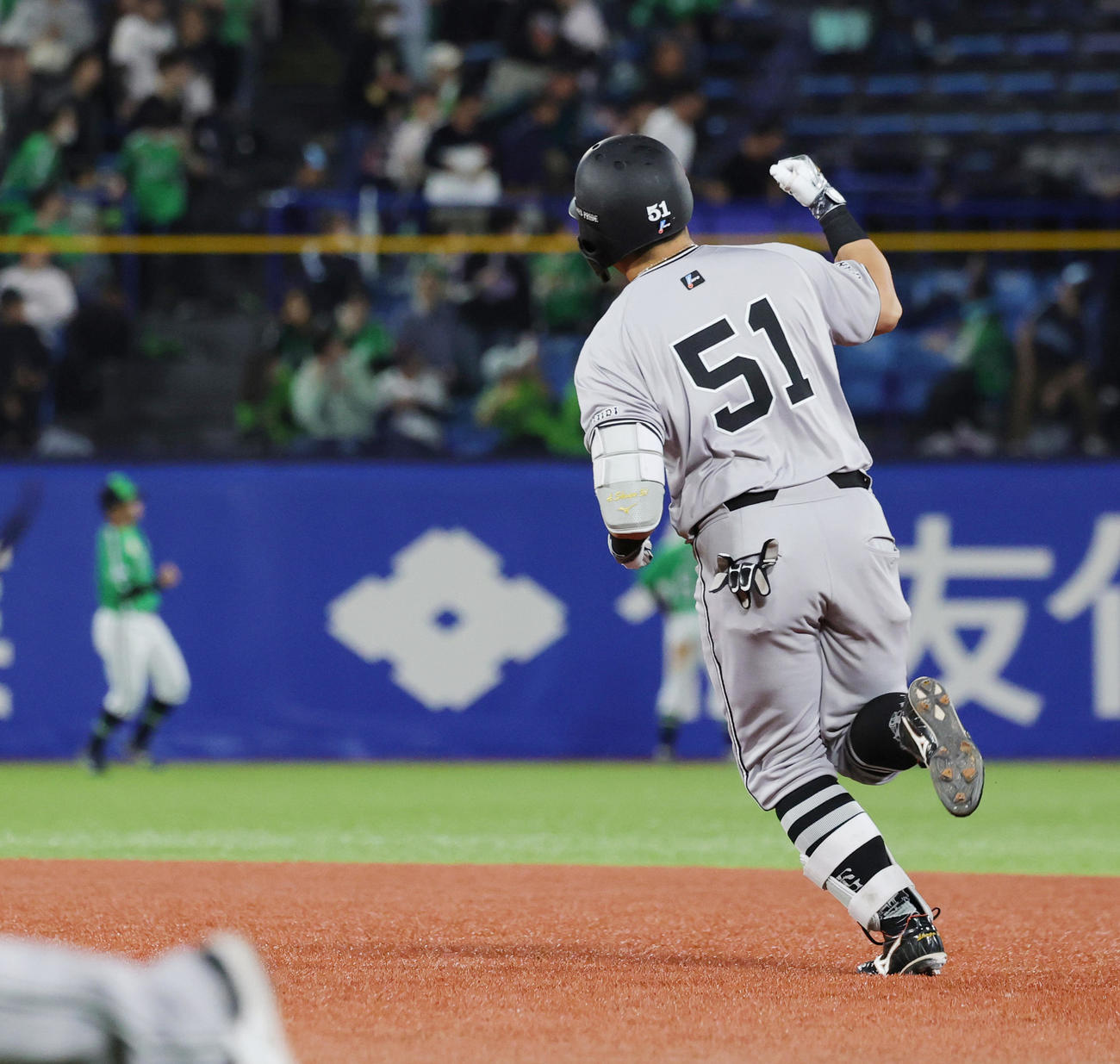 ヤクルト対巨人　8回表巨人無死、中越え本塁打を放ち喜ぶ浅野（撮影・野上伸悟）