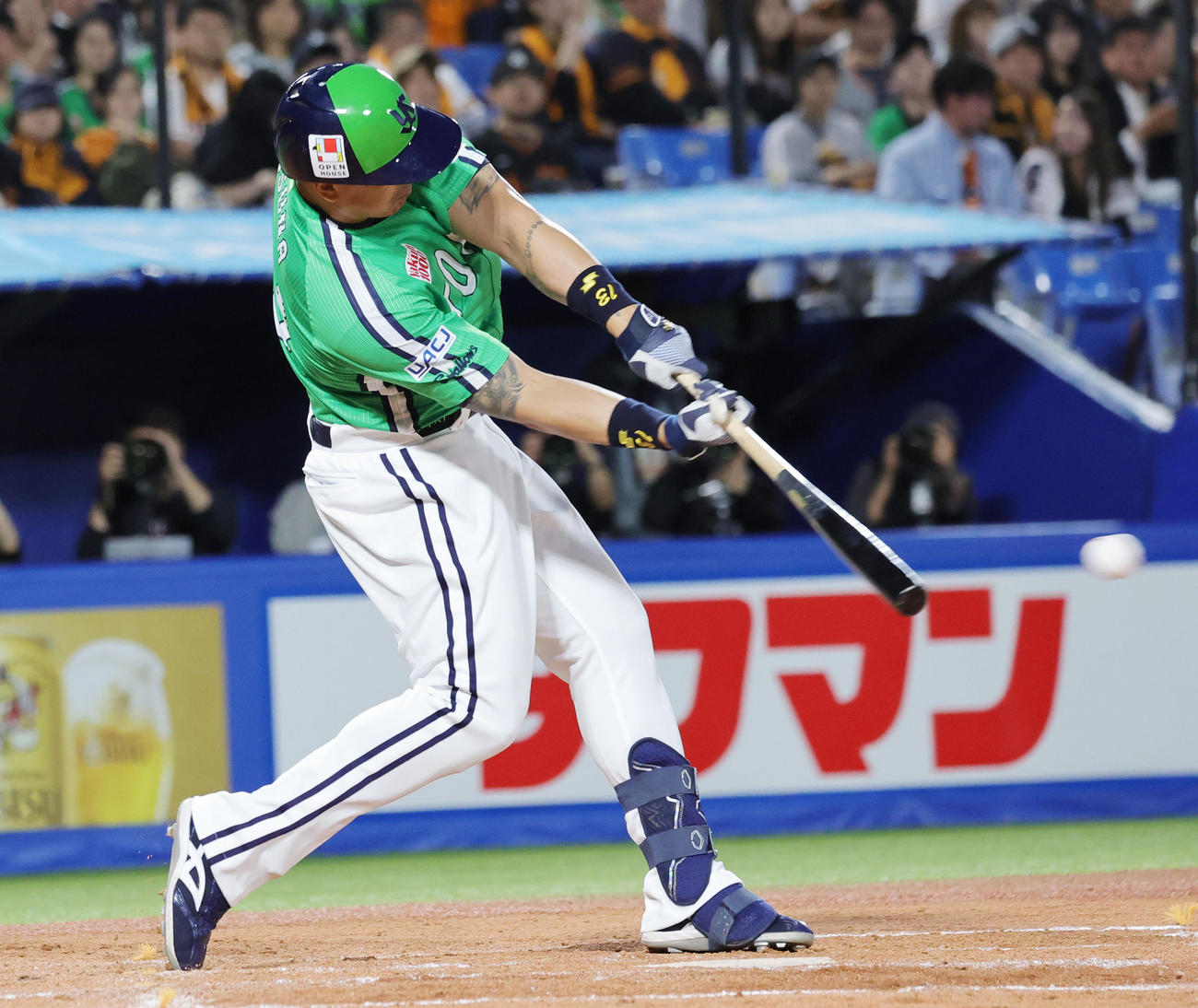 ヤクルト対巨人　3回裏ヤクルト2死一、二塁塁、左前適時打を放つオスナ（撮影・野上伸悟）