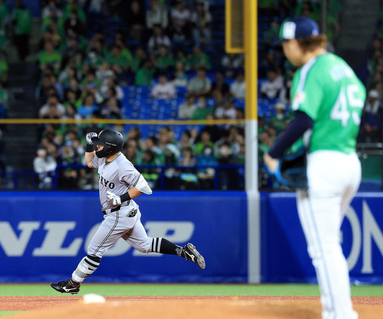 ヤクルト対巨人　8回表巨人無死、浅野はソロ本塁打を放ちガッツポーズ。投手小沢（撮影・浅見桂子）