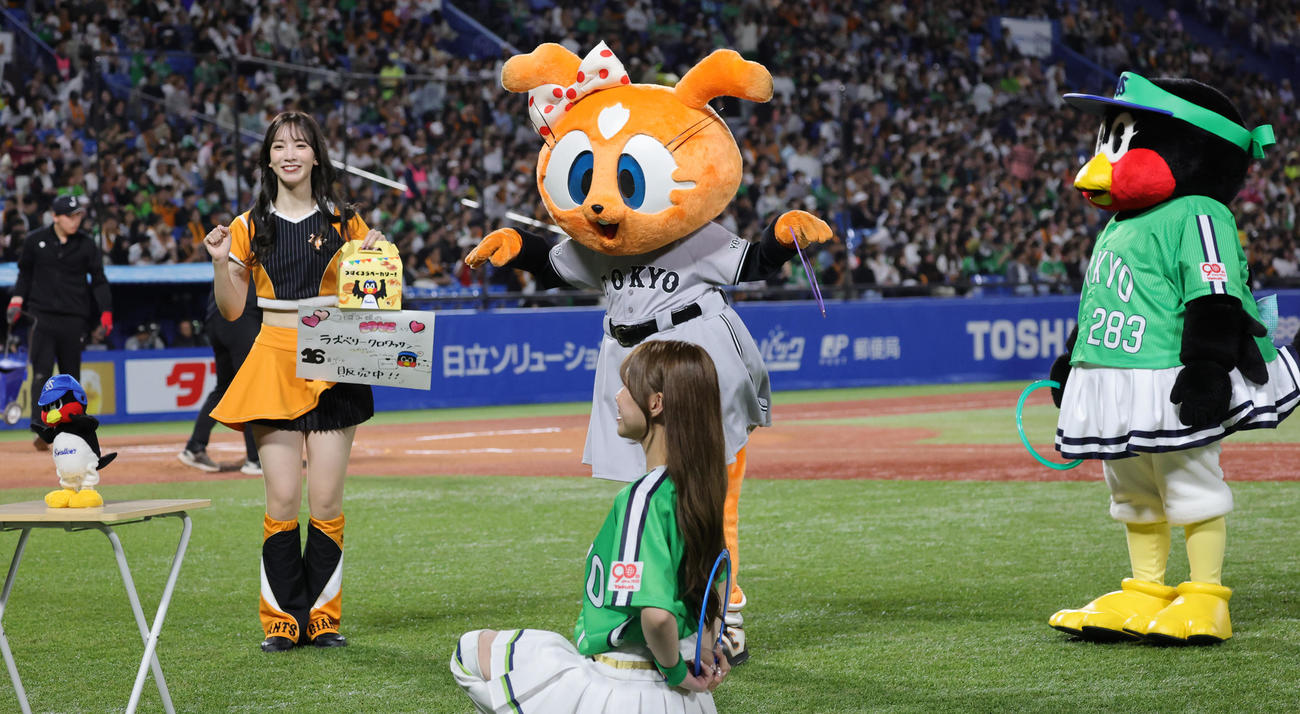 ヤクルト対巨人　つば九郎を的にした輪投げを行う、右からつばみ、シスタージャビット（撮影・野上伸悟）