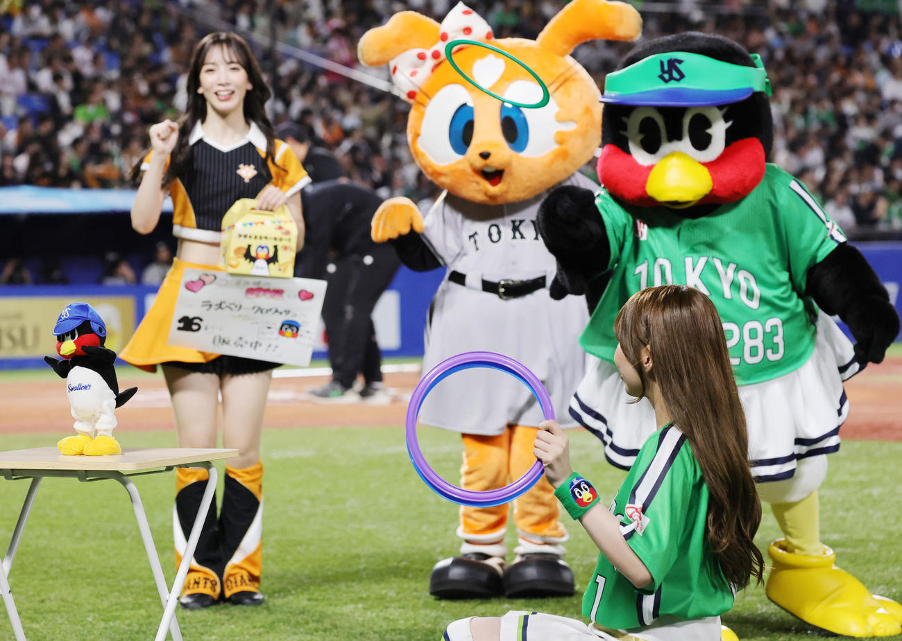 ヤクルト対巨人　つば九郎を的にした輪投げを行う、右からつばみ、シスタージャビット（撮影・野上伸悟）