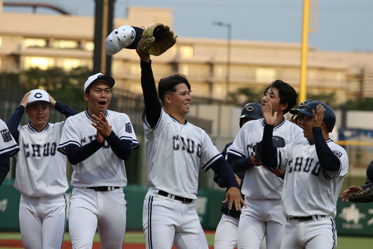 東都大学野球　国学院大対中大　完投勝利しスタンドの応援団に笑顔で手を振る中大・三奈木（中央）（撮影・一樹）