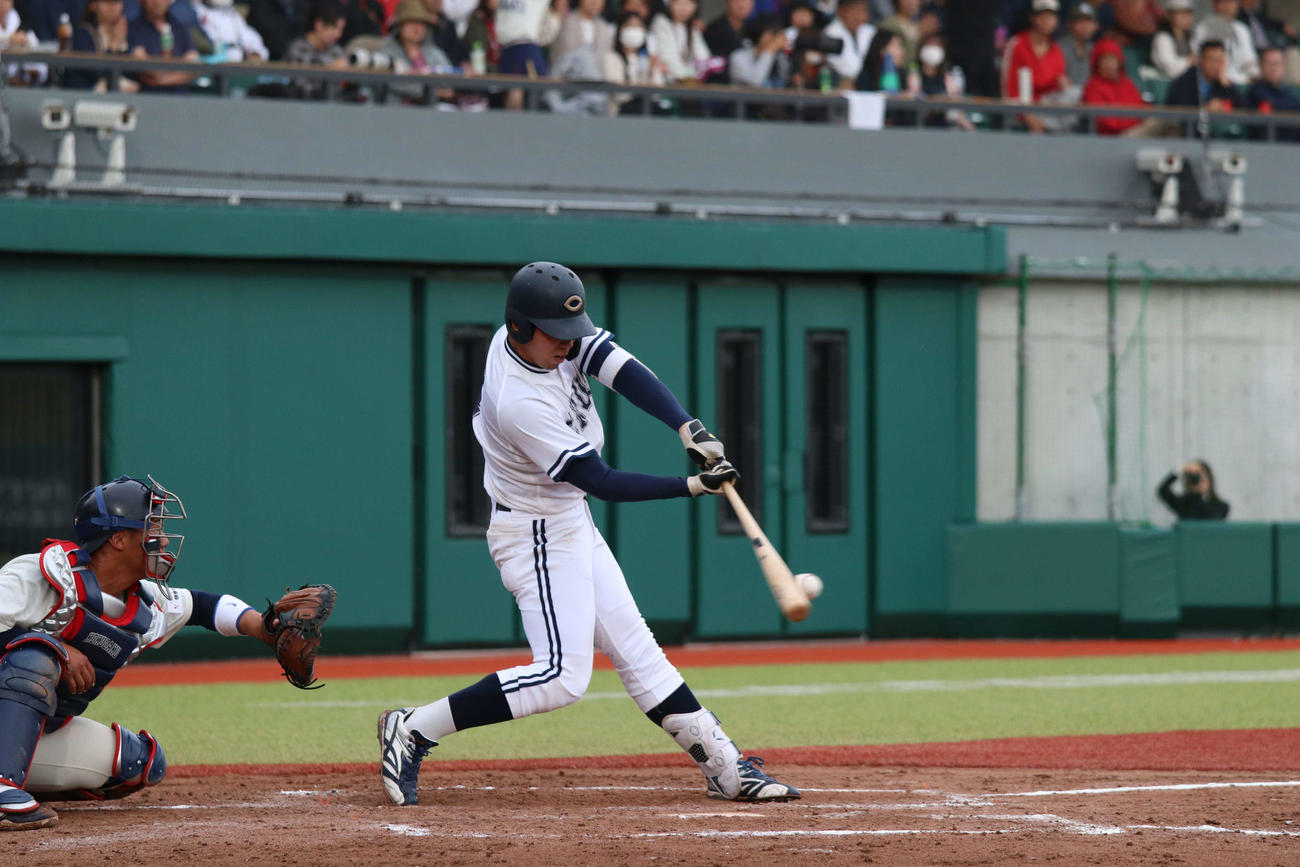 東都大学野球　国学院大対中大　3回裏中大2死一、三塁、同点となる左前適時打を放つ伊藤櫂（撮影・一樹）