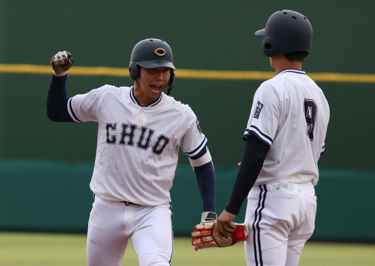 東都大学野球　国学院大対中大　3回裏中大2死一、三塁、同点となる左前適時打を放ちガッツポーズする伊藤櫂（左）（撮影・一樹）