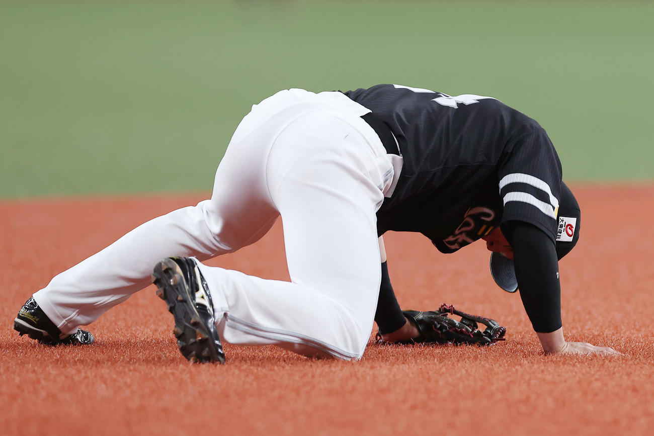 オリックス対ソフトバンク　5回裏オリックス2死、広岡の打球を後逸した三塁手栗原（撮影・前田充）