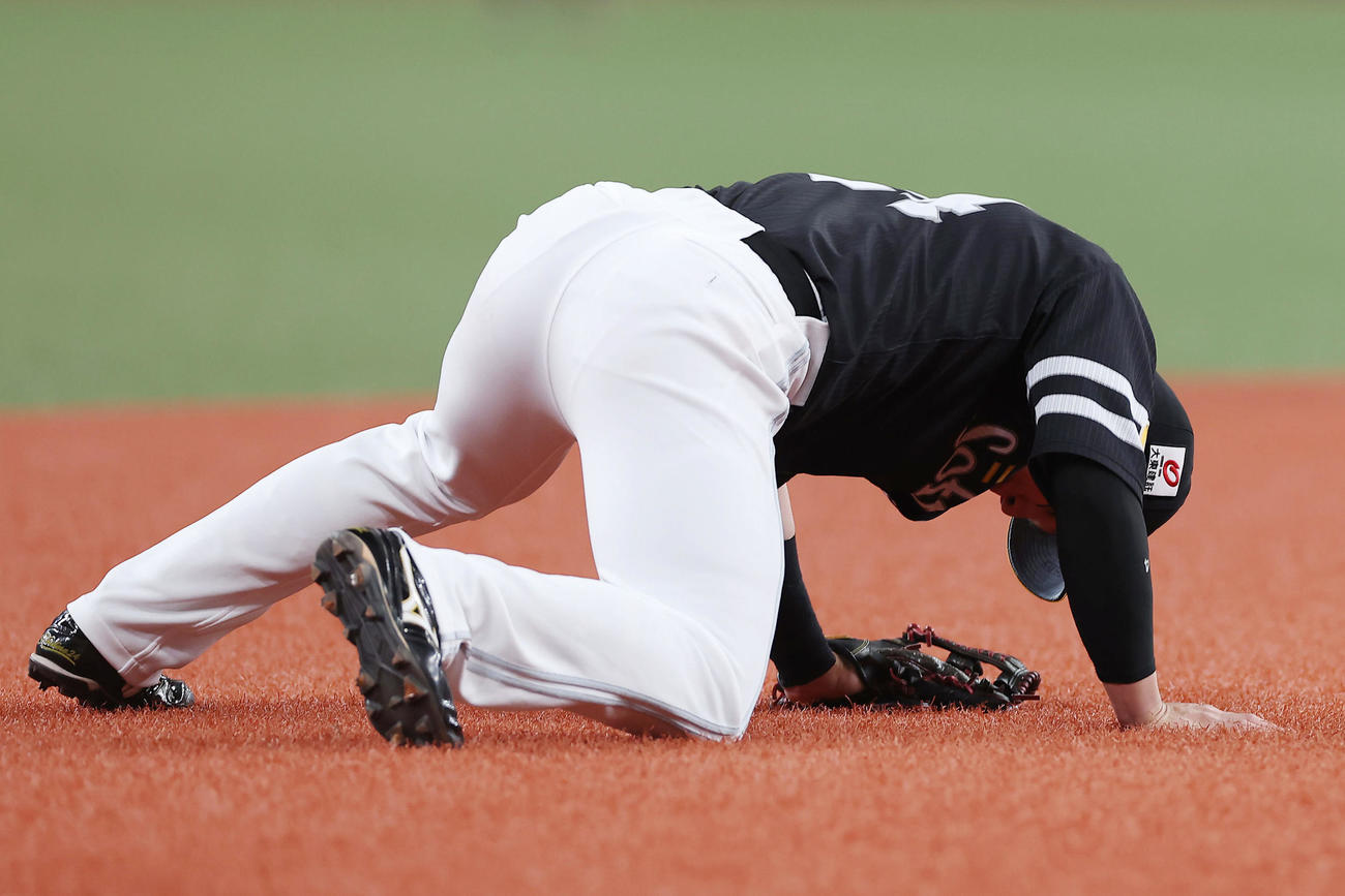 オリックス対ソフトバンク　5回裏オリックス2死、広岡の打球を後逸した三塁手栗原（撮影・前田充）