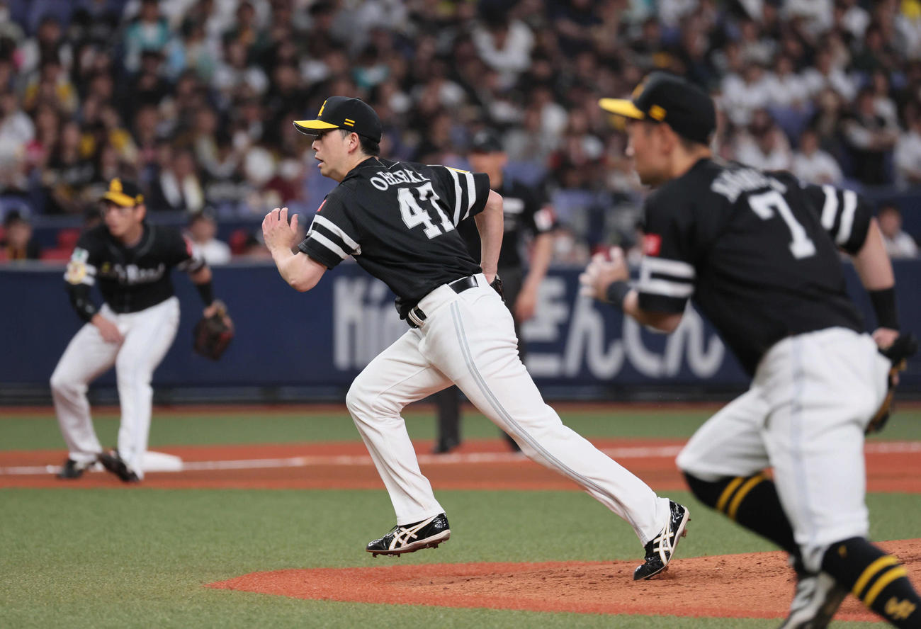 オリックス対ソフトバンク　3回裏オリックス無死二塁、大関は福永のバントにダッシュする（撮影・宮崎幸一）