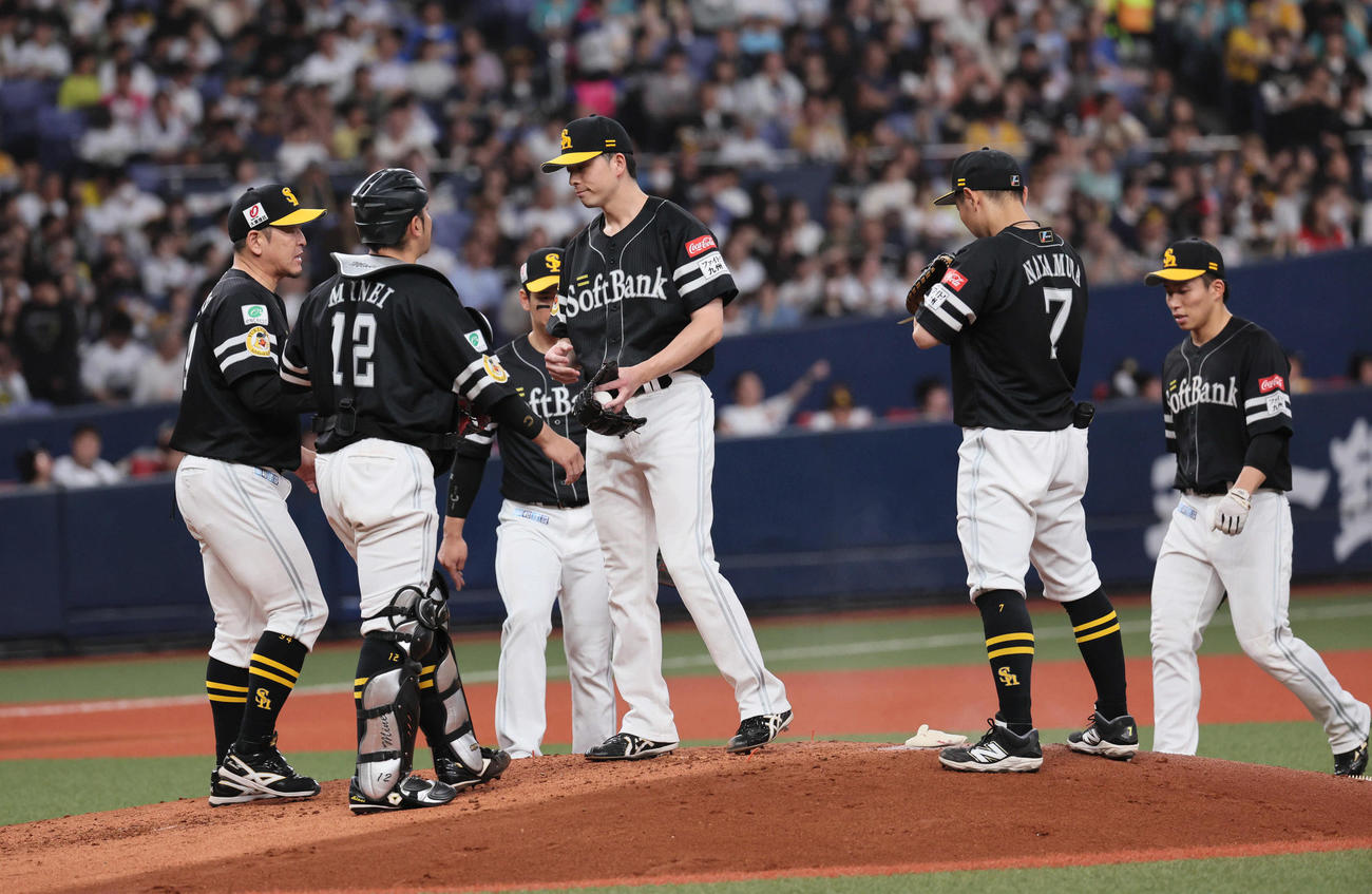 オリックス対ソフトバンク　4回裏オリックス2死三塁、大関（左から4人目）は頓宮の適時打を浴びて2点を失う（撮影・宮崎幸一）