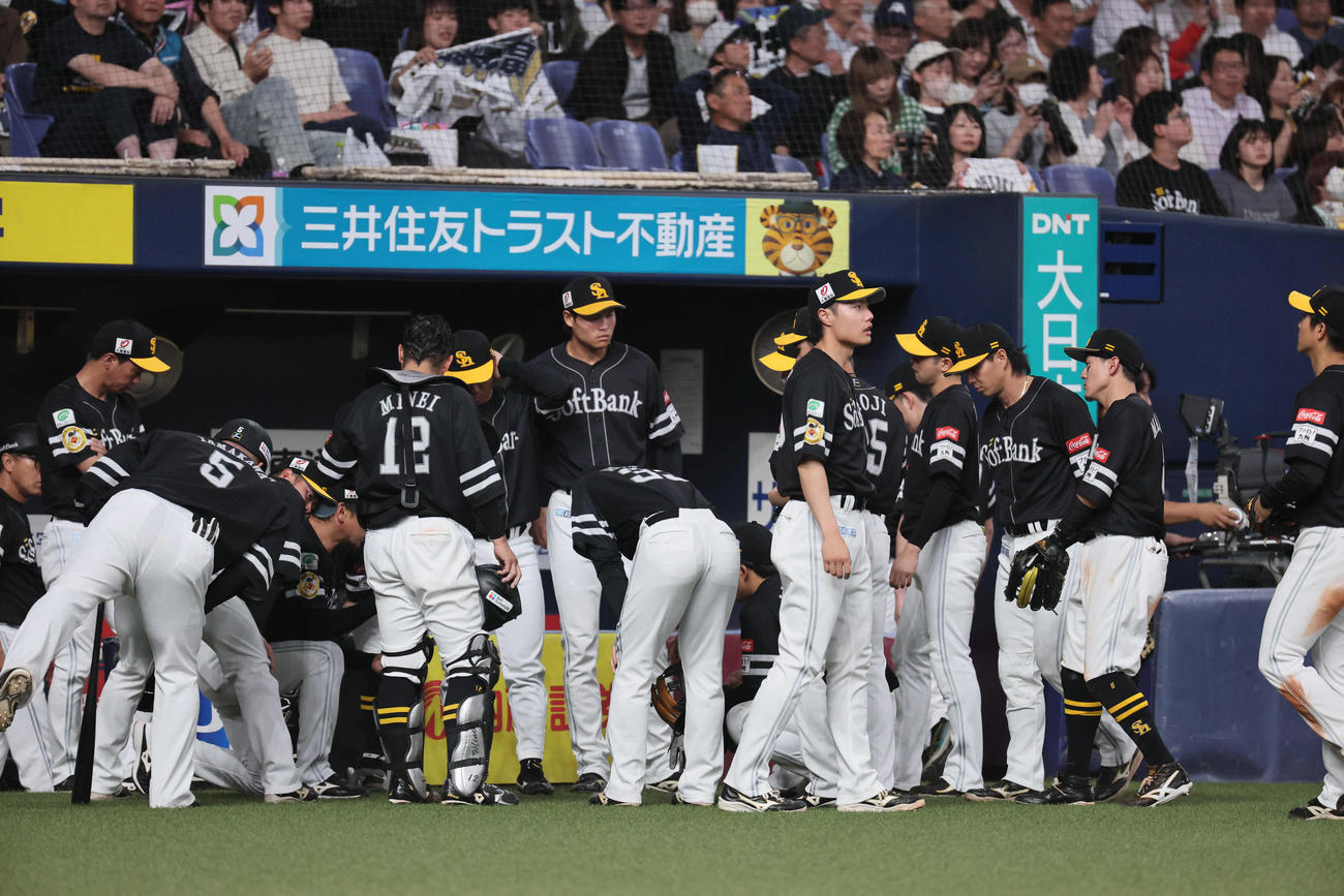 オリックス対ソフトバンク　5回裏オリックス攻撃終了、円陣を組むソフトバンクナイン（撮影・宮崎幸一）