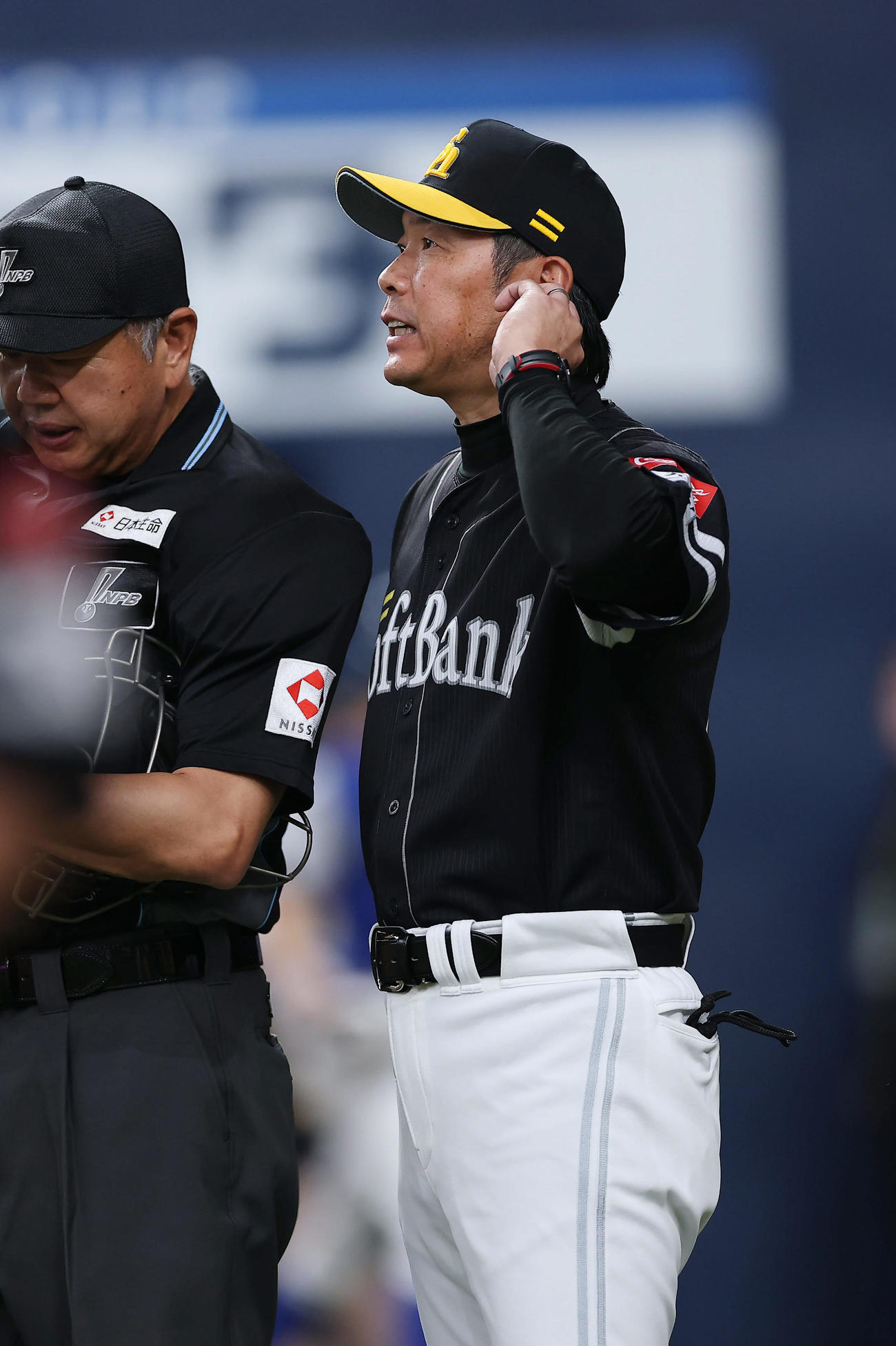 オリックス対ソフトバンク　7回表を終え、選手交代を告げるソフトバンク小久保監督（撮影・前田充）