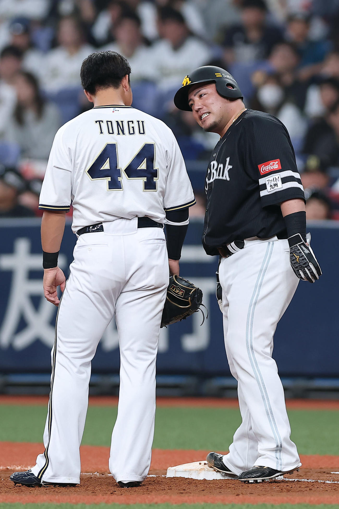 オリックス対ソフトバンク　4回表ソフトバンク2死二塁、死球を受け、一塁上でオリックス頓宮（左）と言葉を交わす山川（撮影・前田充）