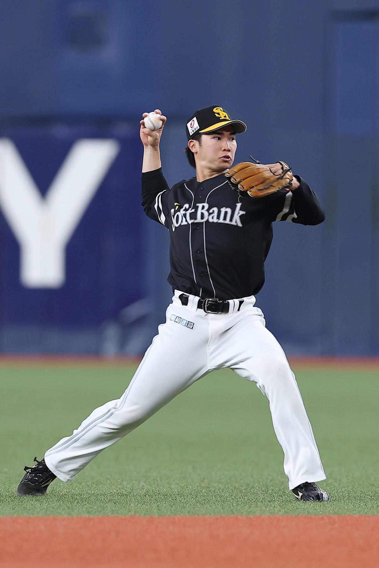 オリックス対ソフトバンク　6回裏オリックス1死、西川の二ゴロを一塁へ悪送球する広瀬（撮影・前田充）