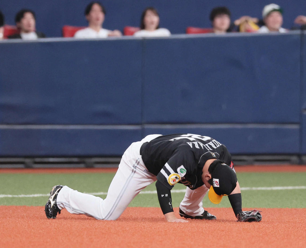 オリックス対ソフトバンク　5回裏オリックス2死、栗原は広岡の打球を後逸する（撮影・宮崎幸一）