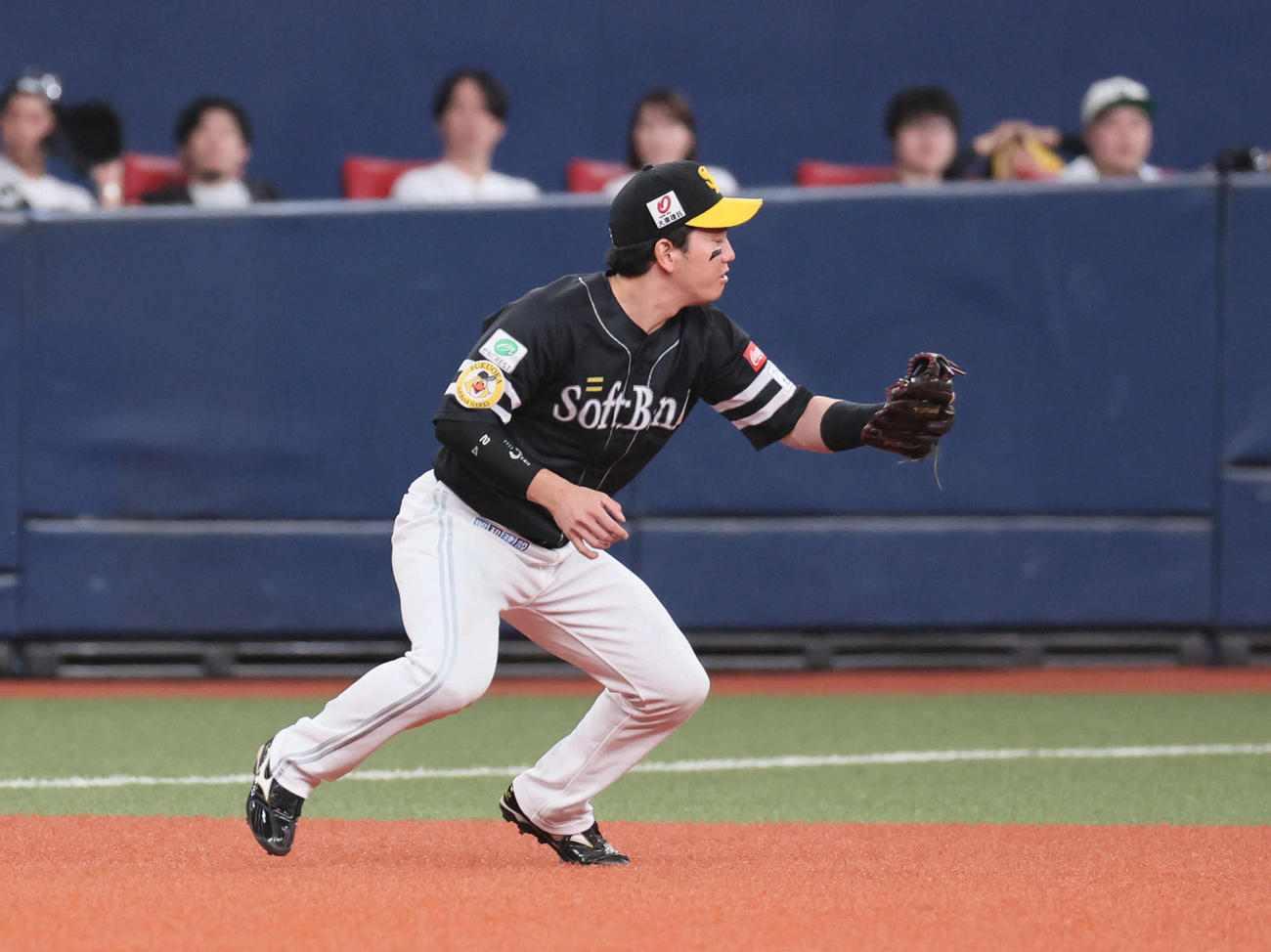 オリックス対ソフトバンク　5回裏オリックス2死、栗原は広岡の打球を後逸する（撮影・宮崎幸一）