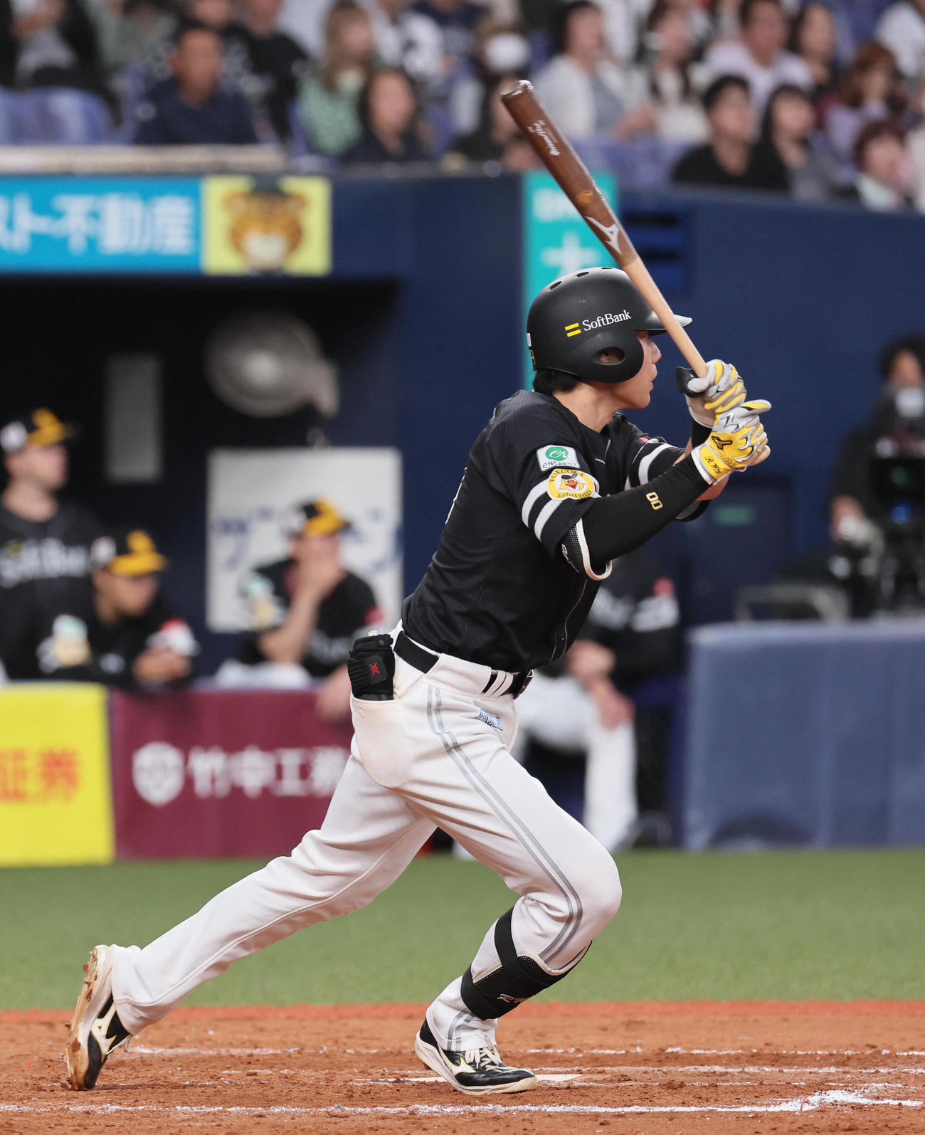 オリックス対ソフトバンク　9回表ソフトバンク1死満塁、渡辺は左翼へ適時打を放つ（撮影・宮崎幸一）