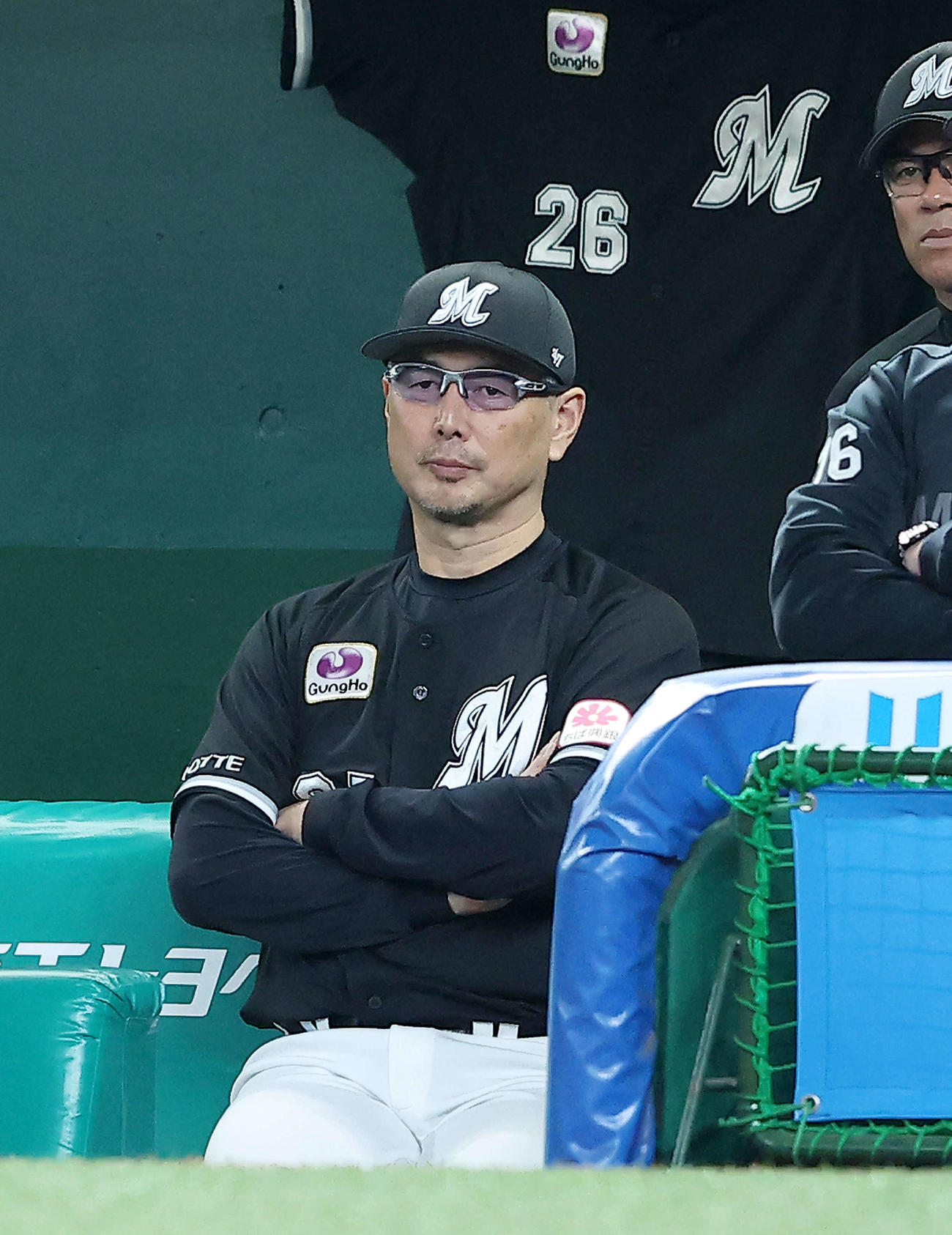 西武対ロッテ　6回裏、戦況を見守る吉井監督（撮影・河田真司）