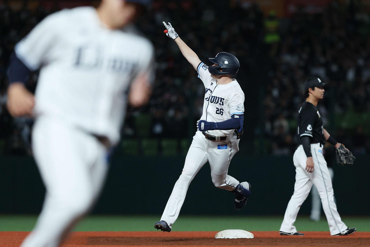 西武対ロッテ　3回裏西武1死満塁、左越え先制満塁本塁打を放ち、ポーズを決めながらダイヤモンドを回るネビン（撮影・河田真司）