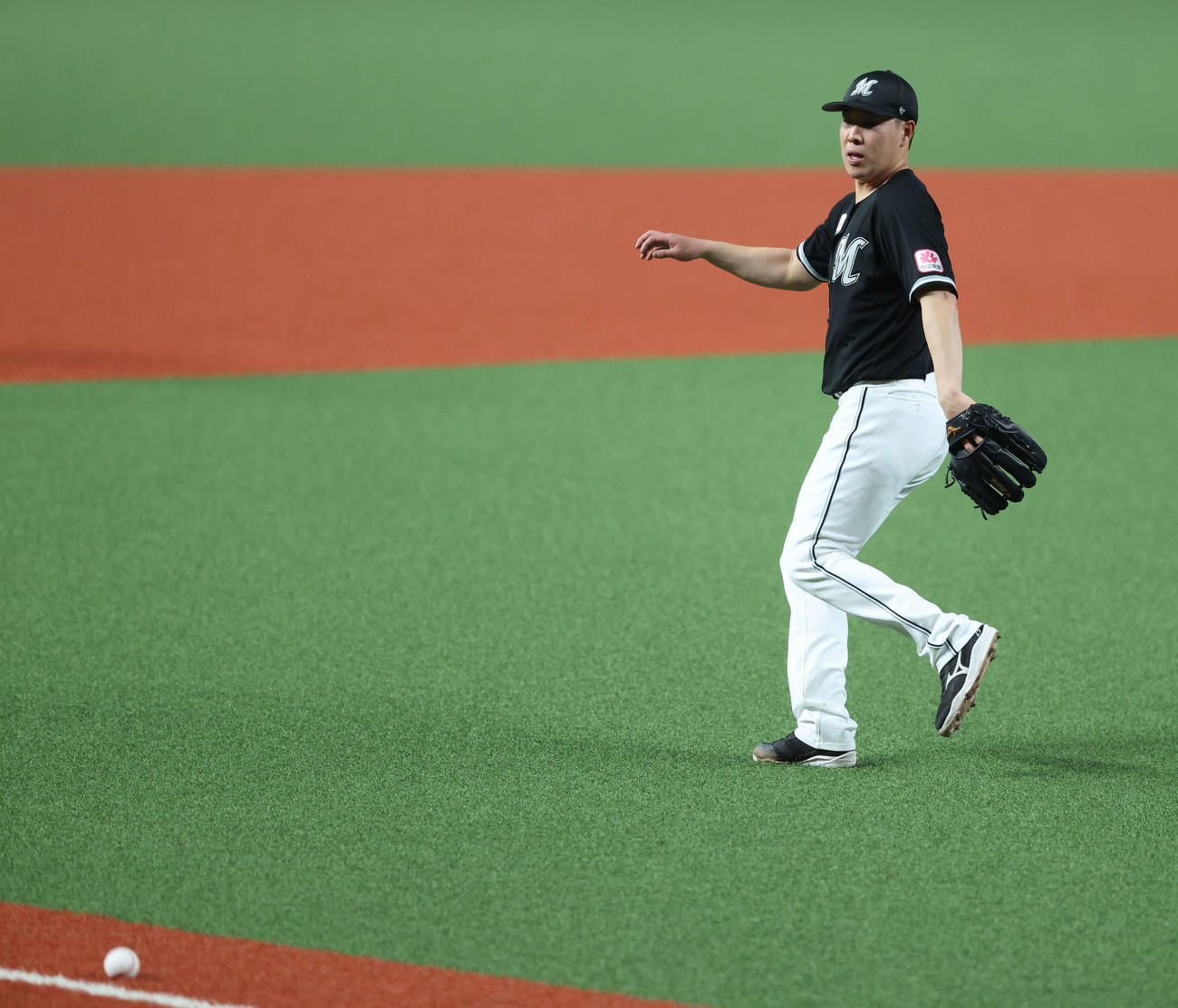 西武対ロッテ　3回裏西武無死一、二塁、滝沢に三塁内野安打を許す西野（撮影・河田真司）