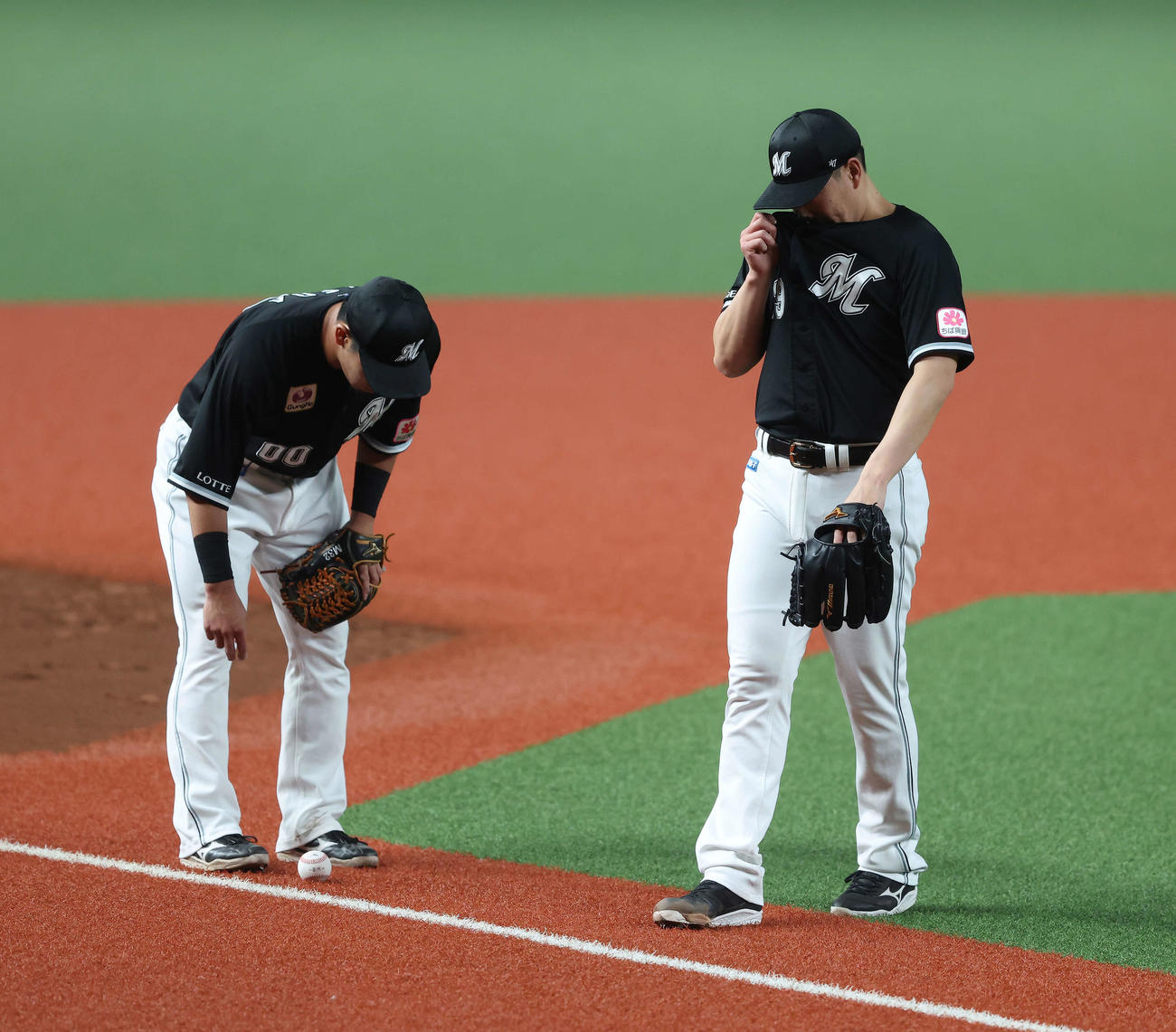 西武対ロッテ　3回裏西武無死一、二塁、滝沢に三塁内野安打を許す池田（左）と西野（撮影・河田真司）
