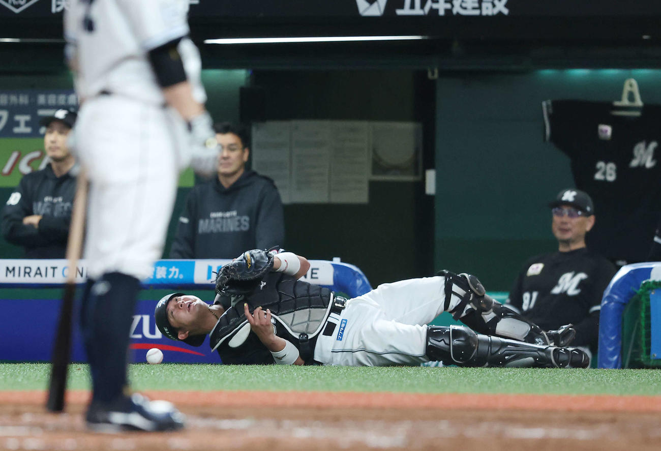 西武対ロッテ　7回裏西武1死二塁、佐藤は古賀の邪飛に飛びつくも捕球ならず（撮影・河田真司）