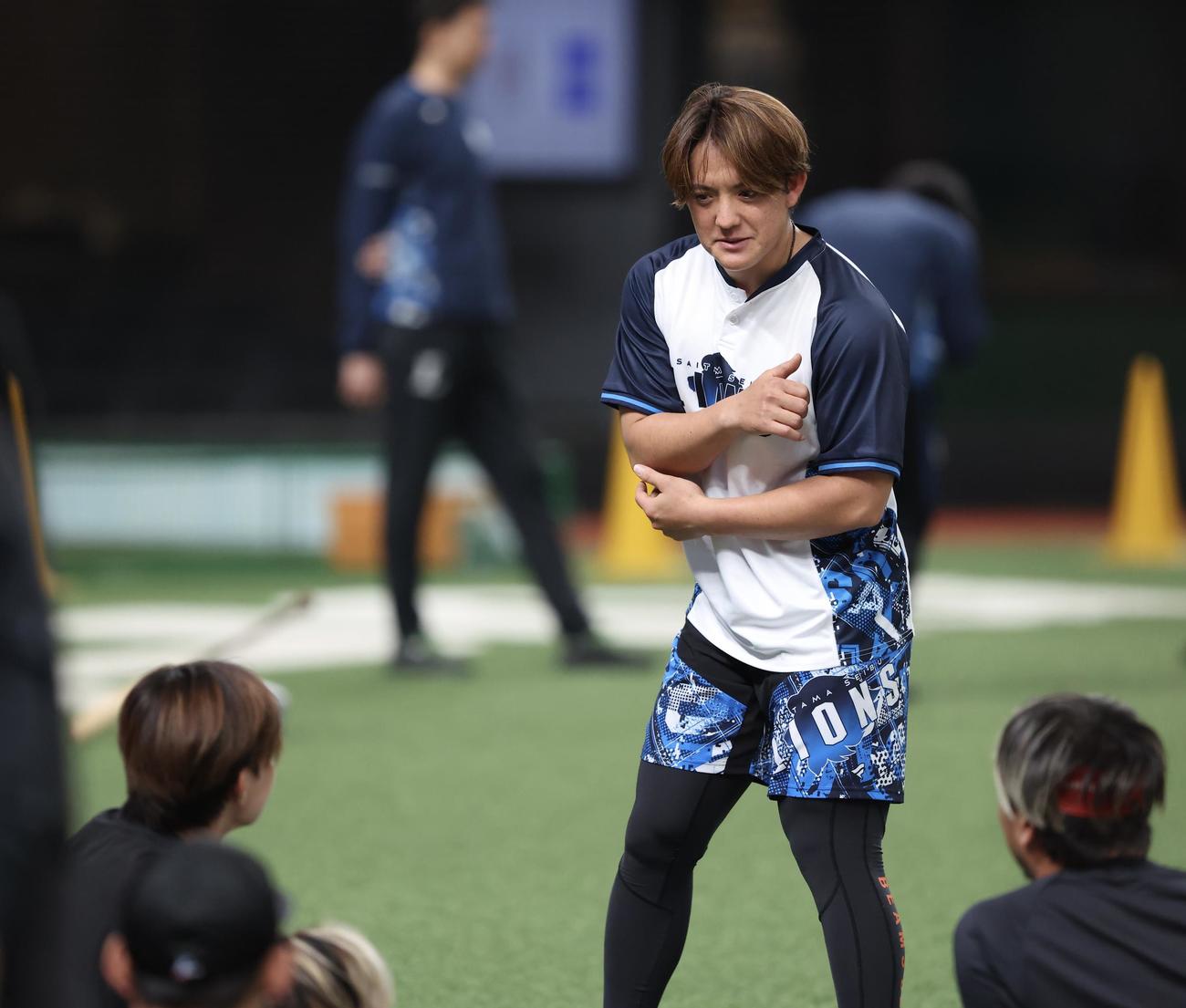 西武対ロッテ　試合前、ロッテ藤原（左）と言葉を交わす西武与座（撮影・河田真司）