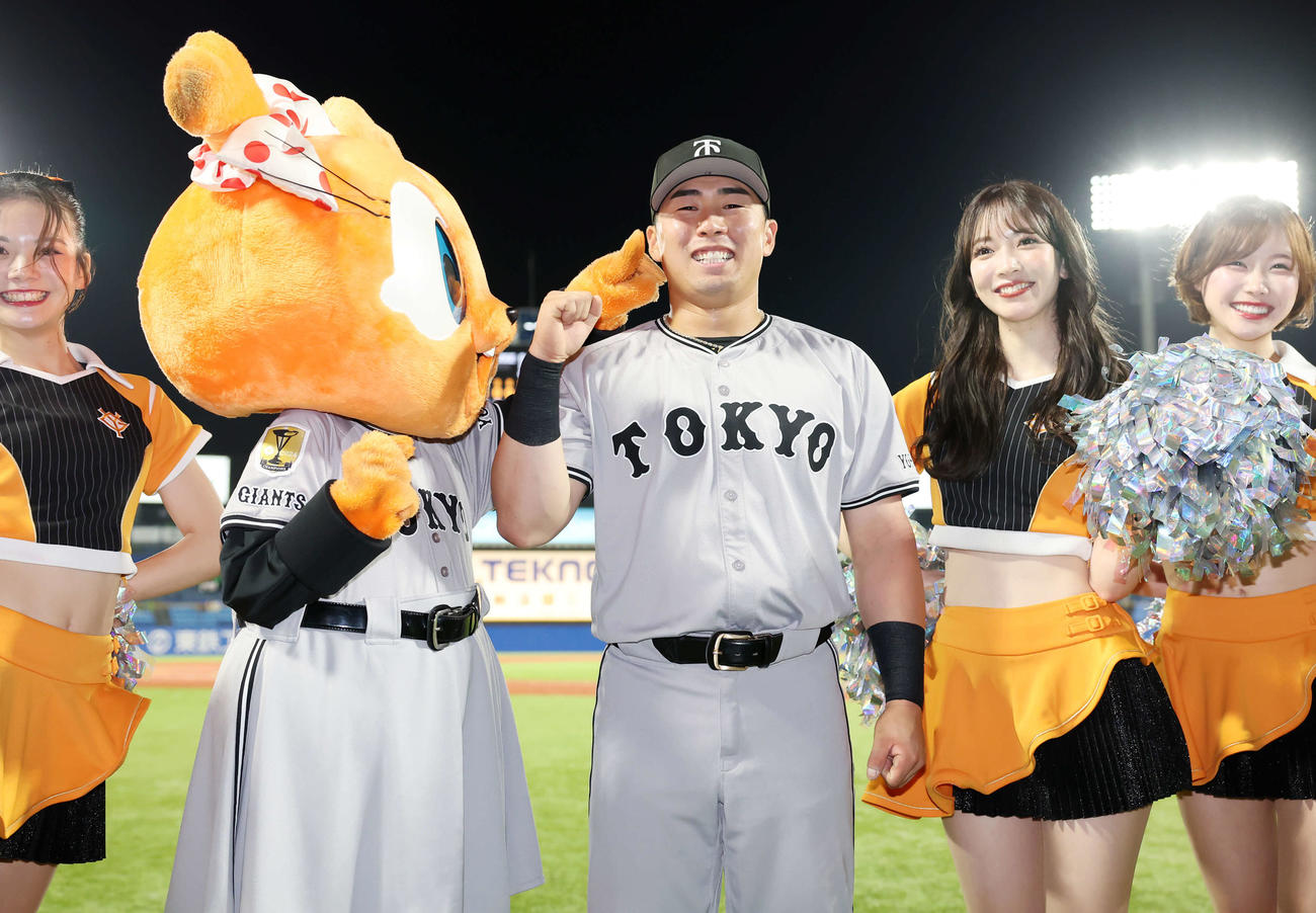 ヤクルト対巨人　ヒーローインタビューでシスタージャビットから突っ込まれ笑顔の巨人浅野（撮影・浅見桂子）