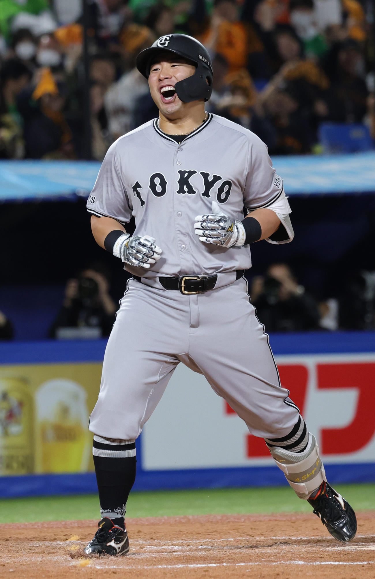 ヤクルト対巨人　8回表巨人無死、中越え本塁打を放ち喜ぶ浅野（撮影・野上伸悟）