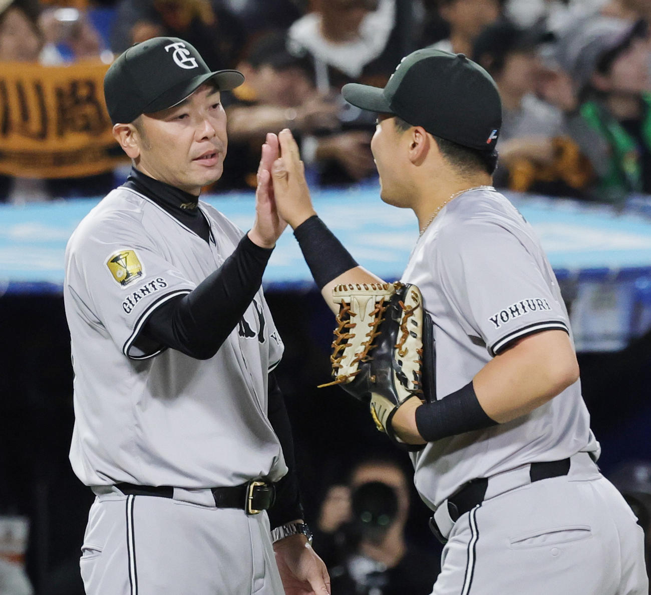 ヤクルト対巨人　浅野（右）とハイタッチする巨人阿部監督（撮影・野上伸悟）
