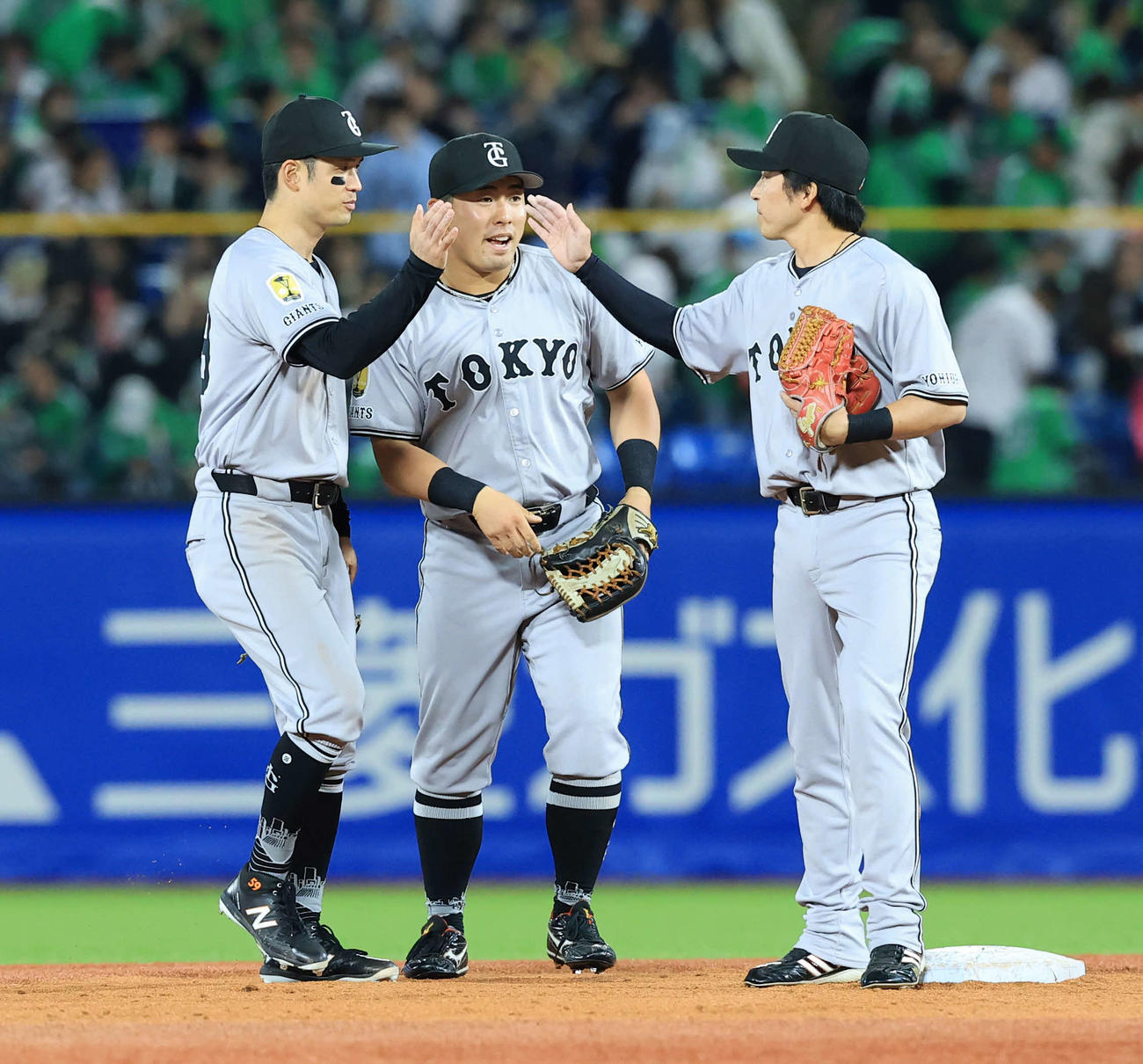 ヤクルト対巨人　3－2で勝利し、笑顔でハイタッチする、左から巨人若林、浅野、増田大（撮影・浅見桂子）