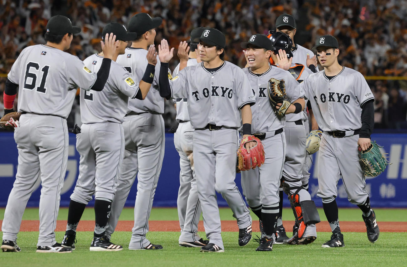 ヤクルト対巨人　勝利を喜びあう、手前左から増田大、浅野、若林ら巨人ナイン（撮影・野上伸悟）