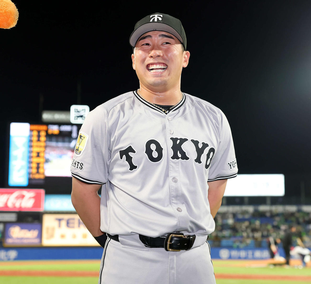 ヤクルト対巨人　ヒーローインタビューで笑顔の巨人浅野（撮影・浅見桂子）