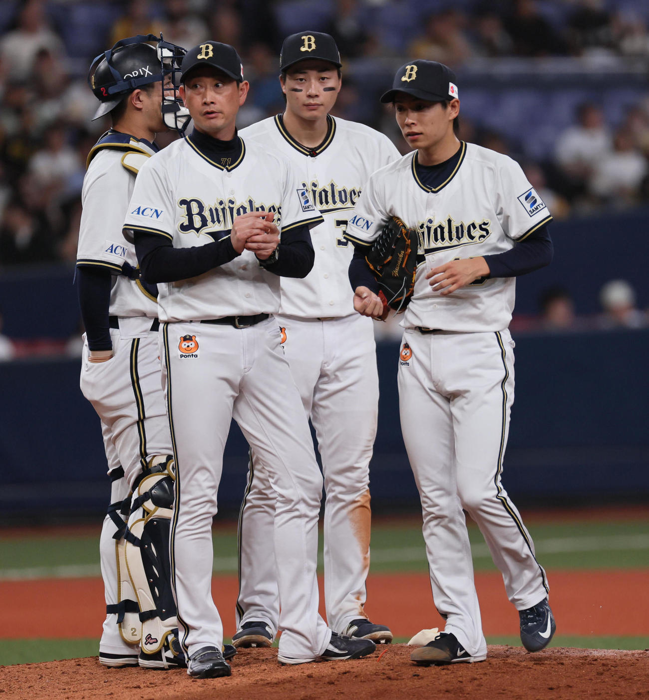 オリックス対ソフトバンク　9回表ソフトバンク1死満塁、岸田監督（左から2人目）は渡辺に適時打を浴びた山岡（右）の交代を告げる（撮影・宮崎幸一）